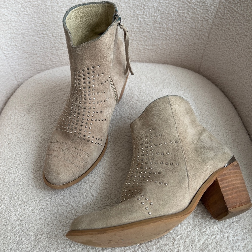 Sole Child Diana Western Studded Ankle Boots in Tan Suede Size 8.5